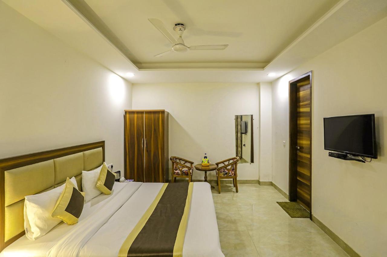 Fabhotel White House Bnb - Nr Yashobhoomi Convention Centre Делхи Екстериор снимка