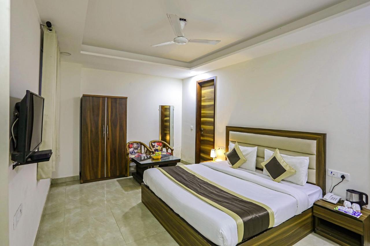 Fabhotel White House Bnb - Nr Yashobhoomi Convention Centre Делхи Екстериор снимка